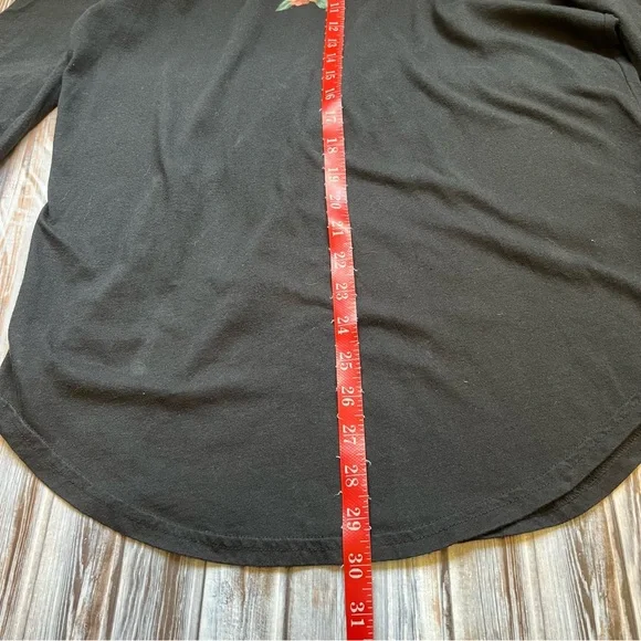 Hollister Curved Hem, Crew Neck Black with Floral Long Sleeve Tee, Men's Medium - Picture 9 of 10